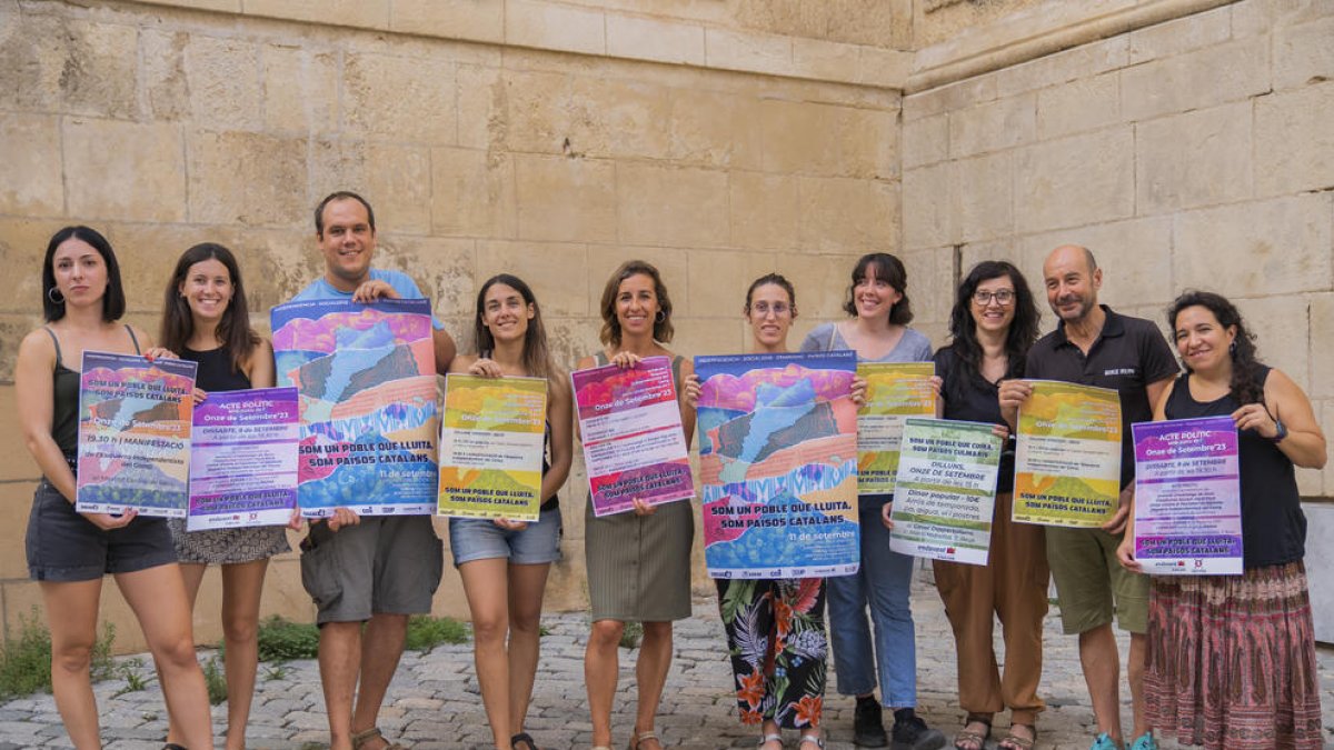 Representants de l'Esquerra Independentista del Camp, amb els cartells dels actes.