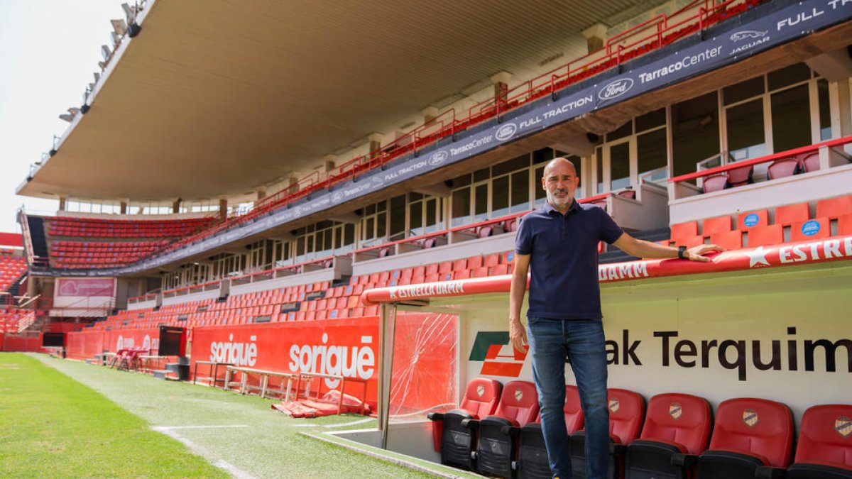 El segon entrenador del Nàstic, Iván Moreno, a la gespa del Nou Estadi Costa Daurada.