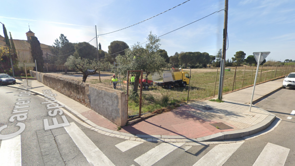 Imatge de la cantonada entre els carrers de Ramon Llull i de Cèlia Artiga Esplugas.