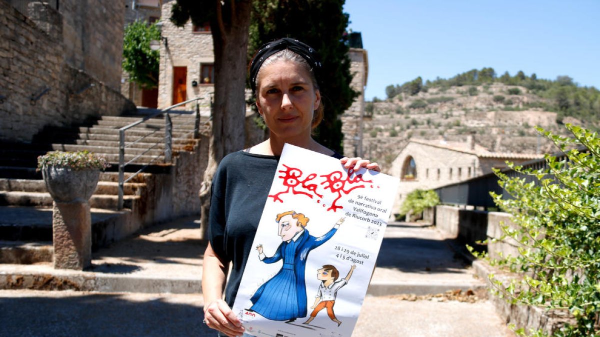 Núria Bonet, impulsora del festival Bla Bla subjectant el cartell de l'edició d'enguany.