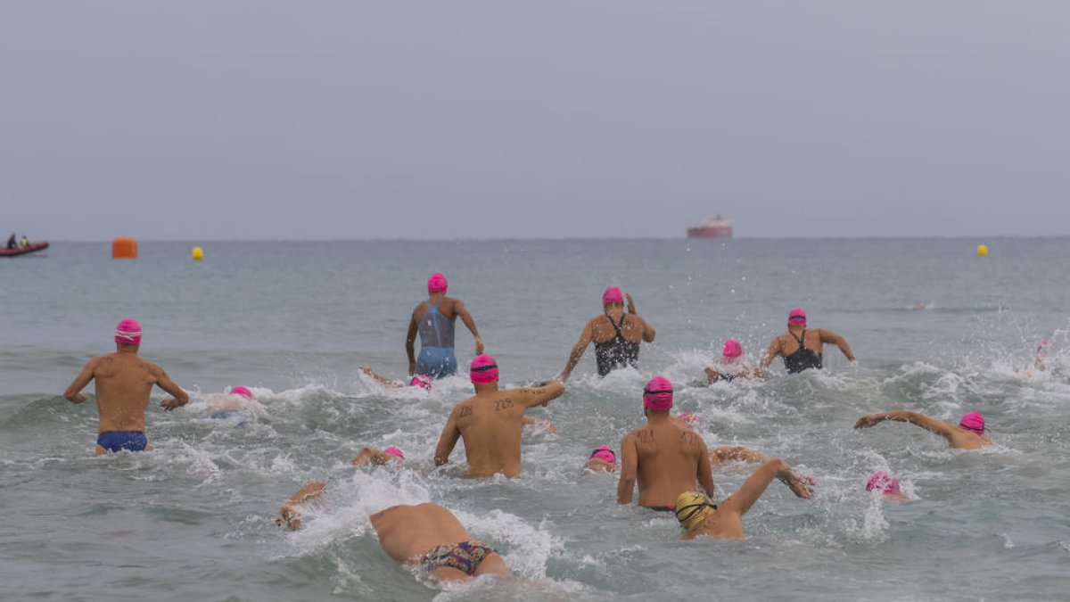 Los participantes de la Travesía de las seis playas al inicio de la competición.