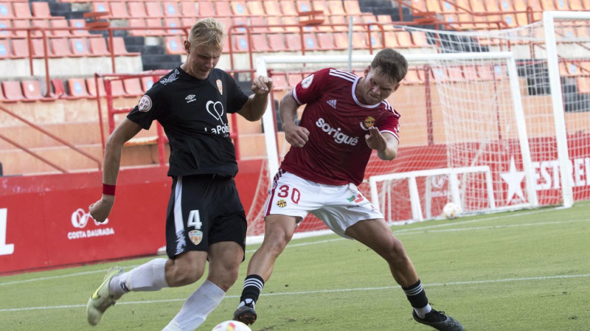 Un dels fitxatges de la Pobla, Flemming Schug, durant el partit de pretemporada contra el Nàstic.