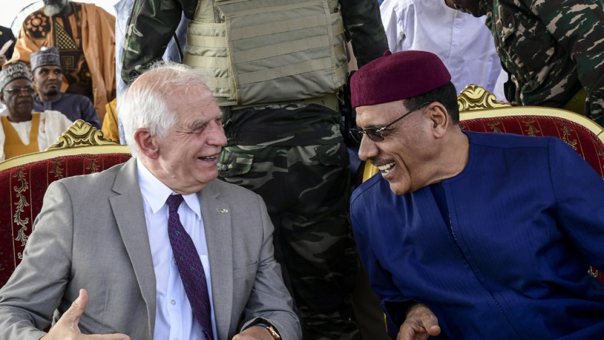 L'Alt Representant de la UE, Josep Borrell, amb el president del Níger Mohamed Bazoum a Niamey.