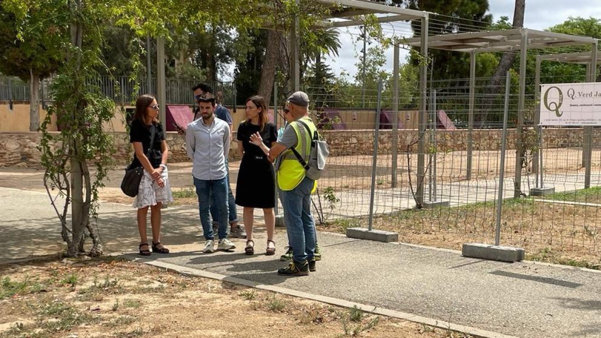 La alcaldesa de Reus, Sandra Guaita; y el concejal de Vía Pública, Daniel Marcos, han visitado las obras de remodelación de la rosaleda de Mas Iglesias.