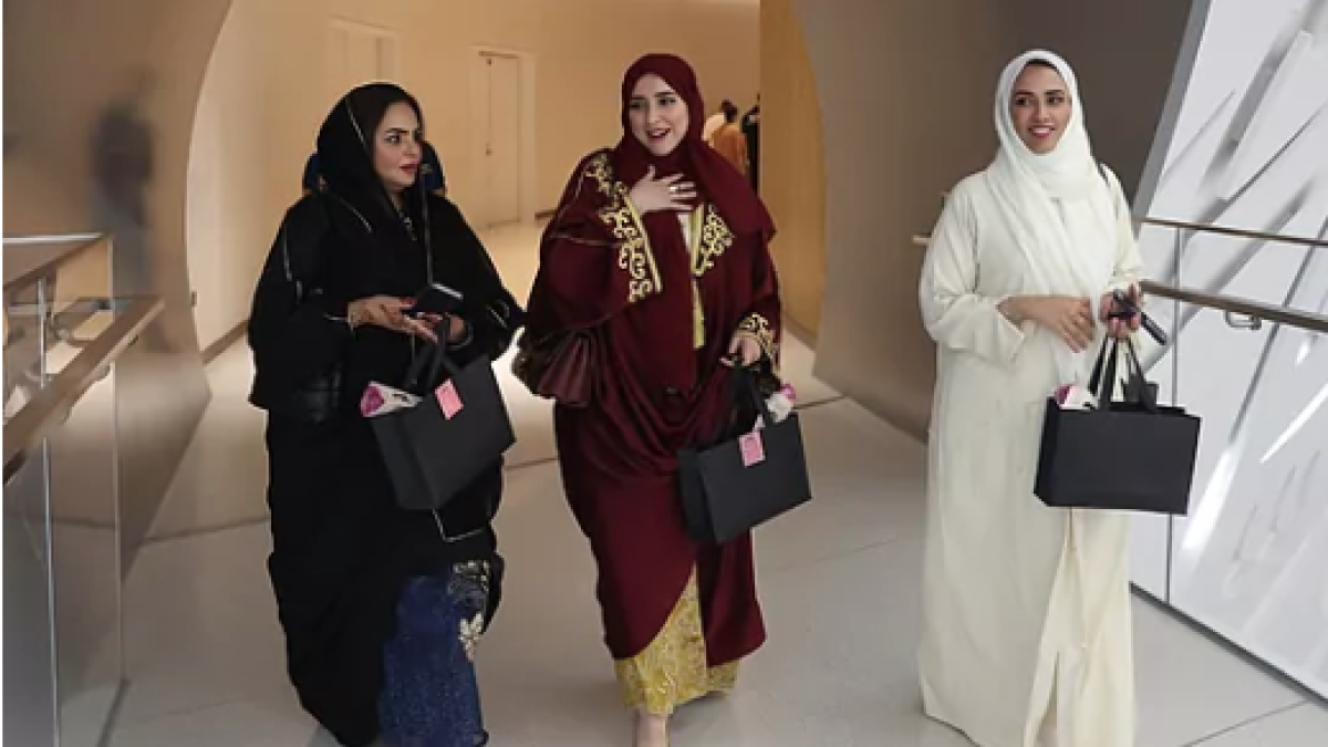 Tres mujeres vestidas con una abaya.ALI HAIDEREFE