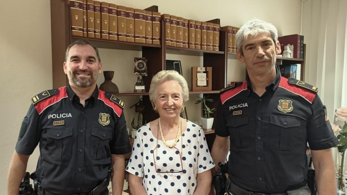 Imatge de la reunió entre la presidenta de la Cambra de Tarragona, Laura Roigé, i membres dels Mossos d'Esquadra.