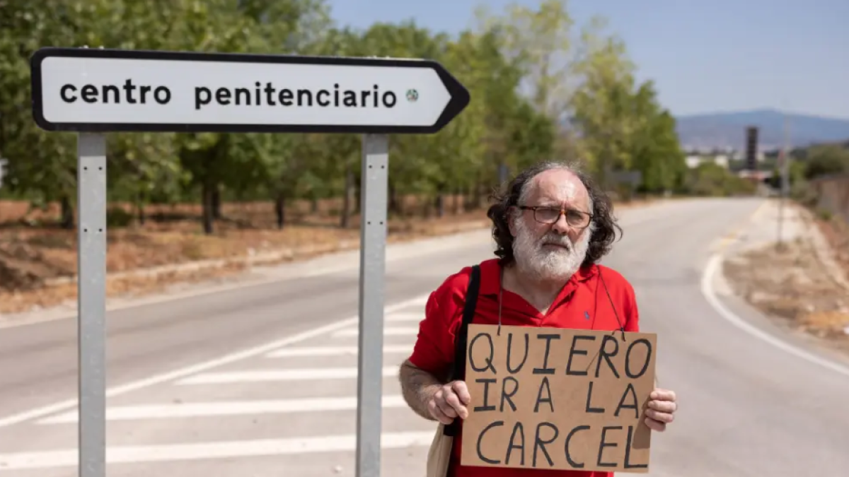 Justo Márquez, un granadino de 60 años enfermo de cáncer, ha pedido ingresar voluntariamente en el centro penitenciario de Alhaurín de la Torre (Málaga).