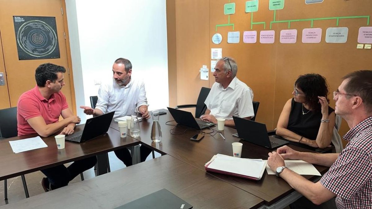 Representants de l'ACA durant una reunió amb el president del Consell Comarcal del Priorat.