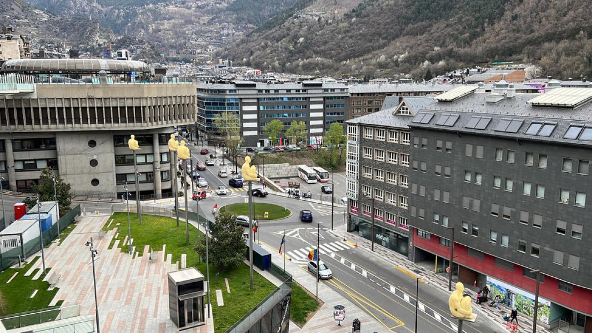 Vista panoràmica del carrer Prat de la Creu d'Andorra, amb l'Edifici Administratiu del govern d'Andorra a la part de l'esquerra.