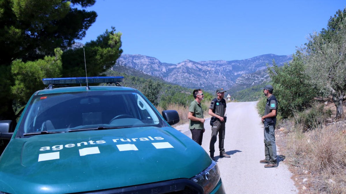 Control d'Agents Rurals i Forestal Catalana per evitar l'accés al parc natural dels Ports, a la pista del barranc de la Vall.
