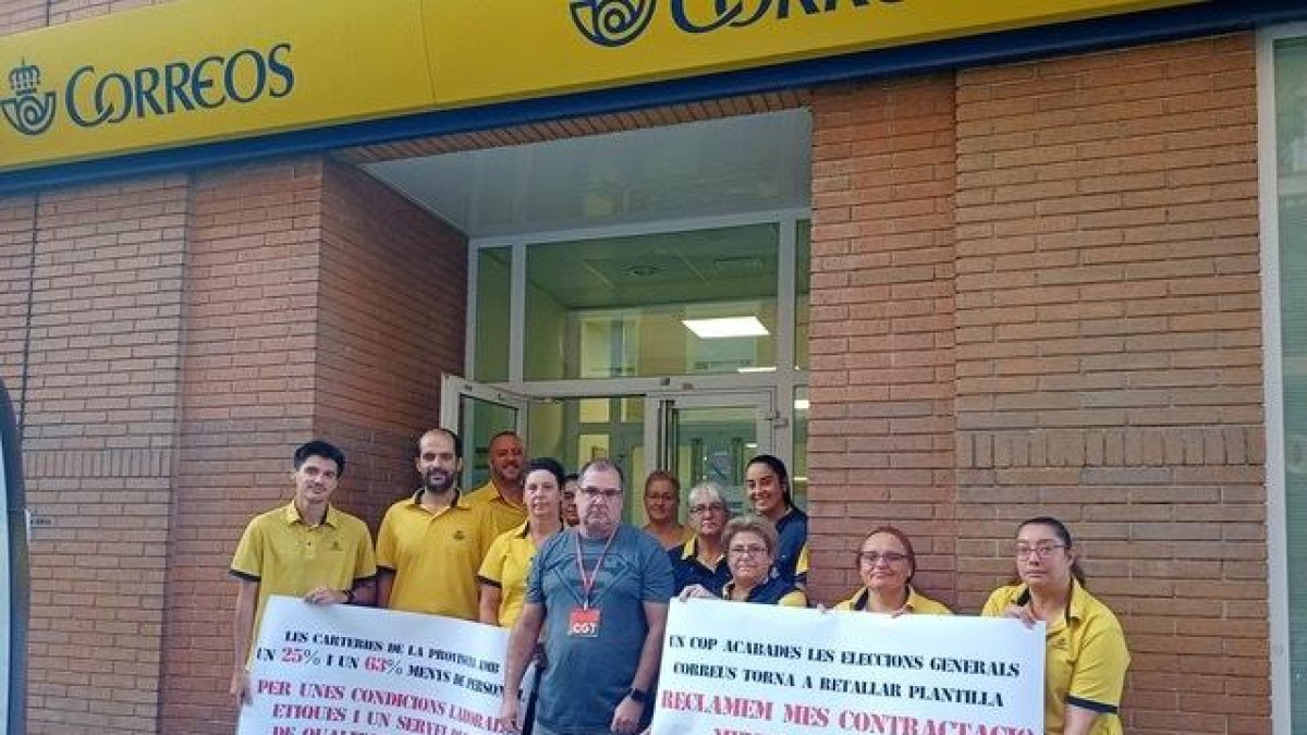 Els treballadors de Correus protesten per les seves condicions.