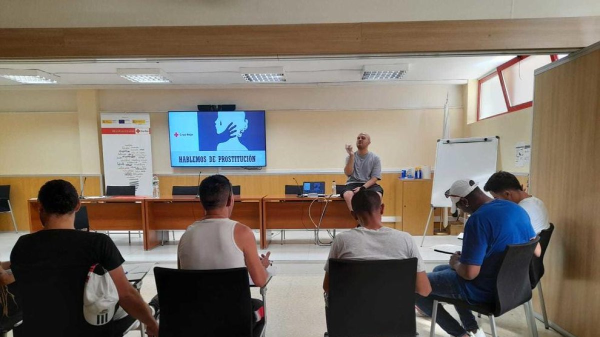 Un taller de prevenció de situacions d'explotació sexual de la Creu Roja a Tarragona.