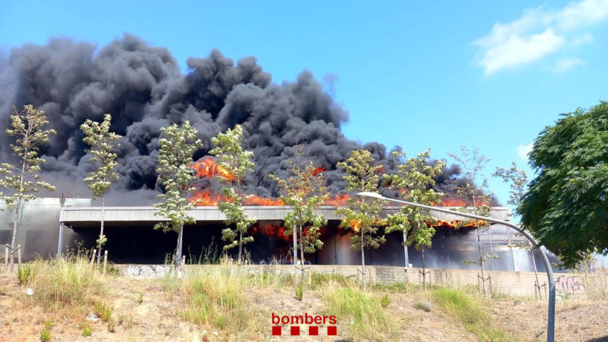 Imatge de l'incendi a una indústria de paper alimentari.