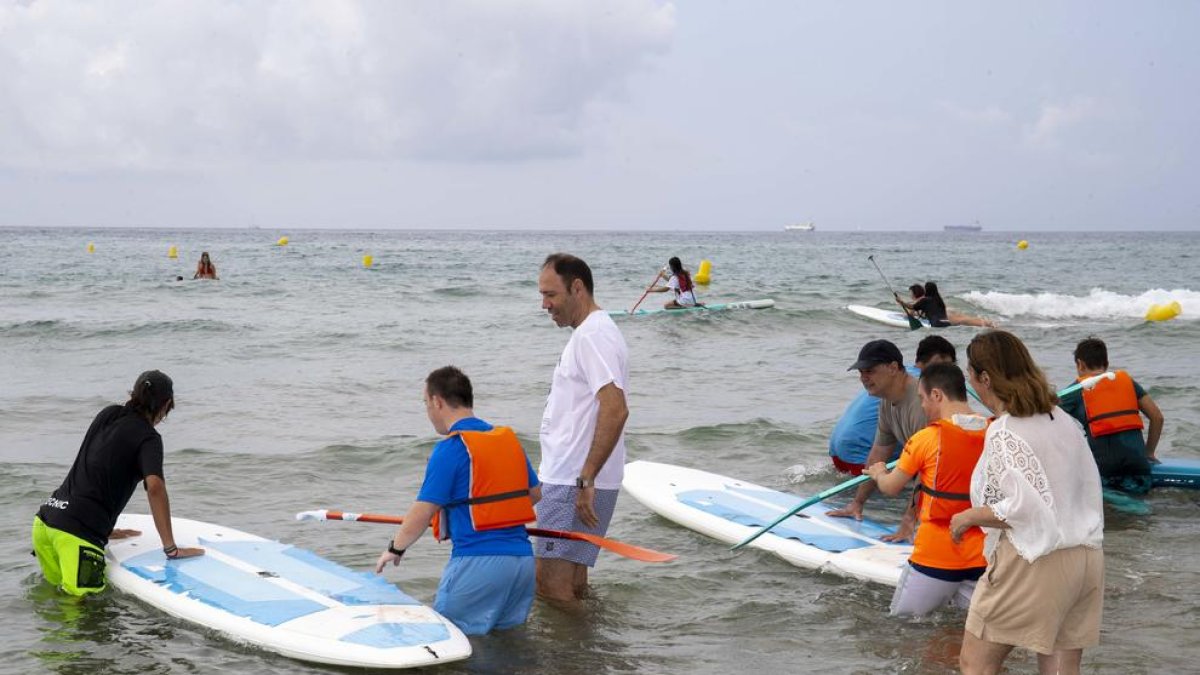 Una seixantena de persones amb discapacitat han gaudit aquest diumenge al matí de sessions de pàdel surf inclusiu.