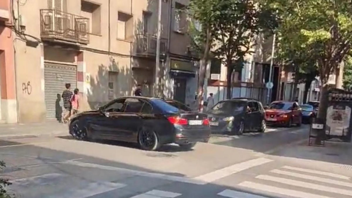 El vehicle fent virolles en ple centre de Figueres.