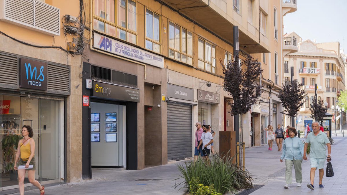 El carrer Canyelles té comerços del sector tèxtil, del sector serveis i de restauració.