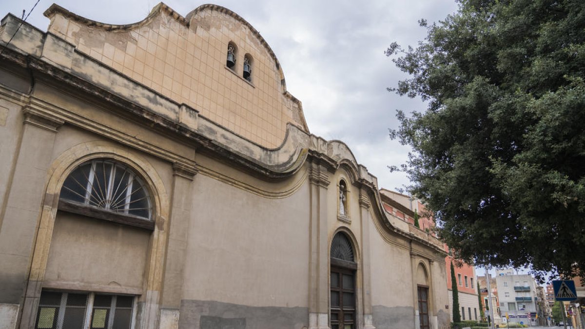 Imatge de l'exterior de l'Església de Sant Francesc d'Assís. Al fons, l'Institut Salvador Vilaseca.