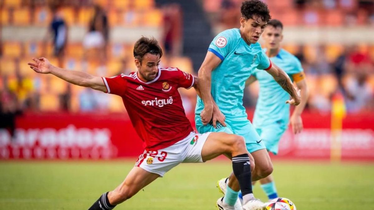 David Concha robándole la pelota al jugador del Barça Atlètic, Héctor Fort.