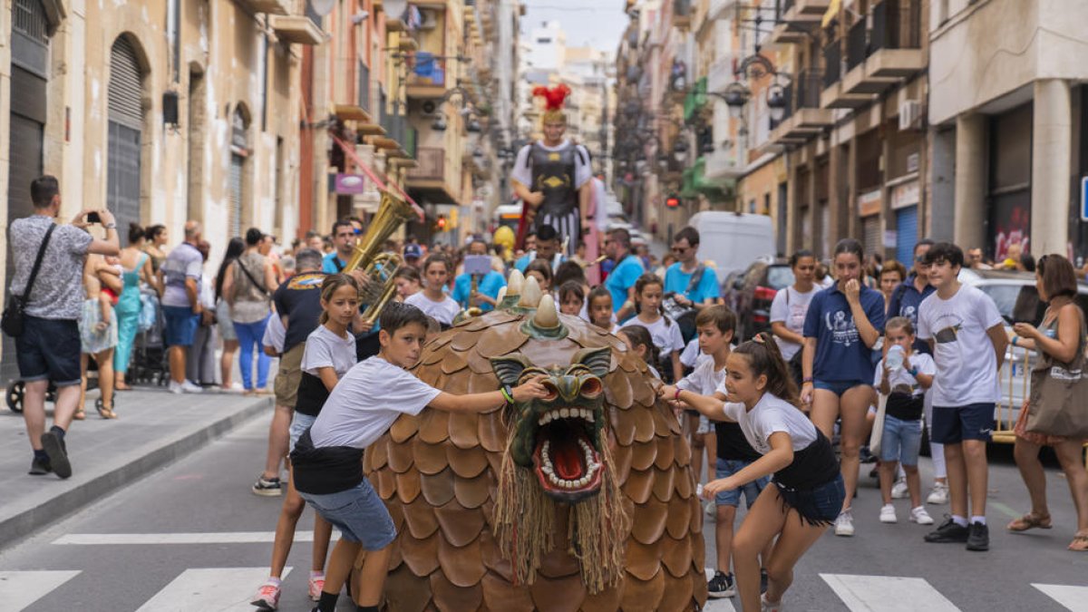 Niños del barrio y otros lugares de Tarragona disfrutaron ayer de la Cercavila.