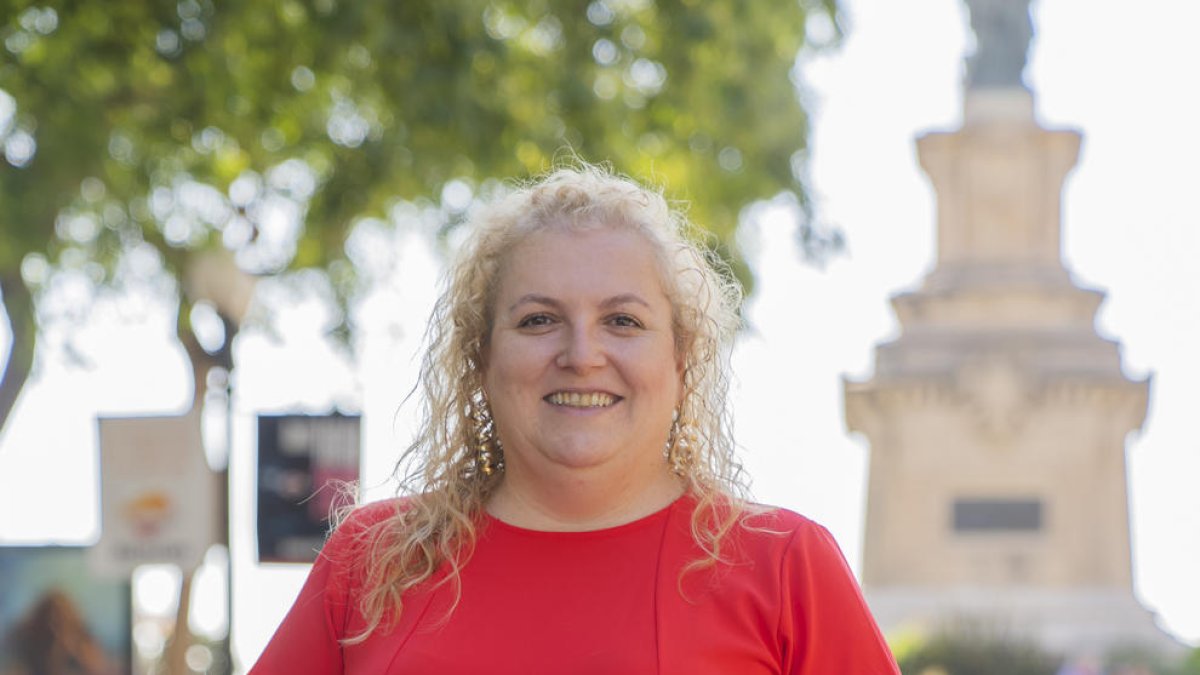 Sandra Ramos, consellera de Cultura i Festes, a la primera coca de la Rambla Nova.