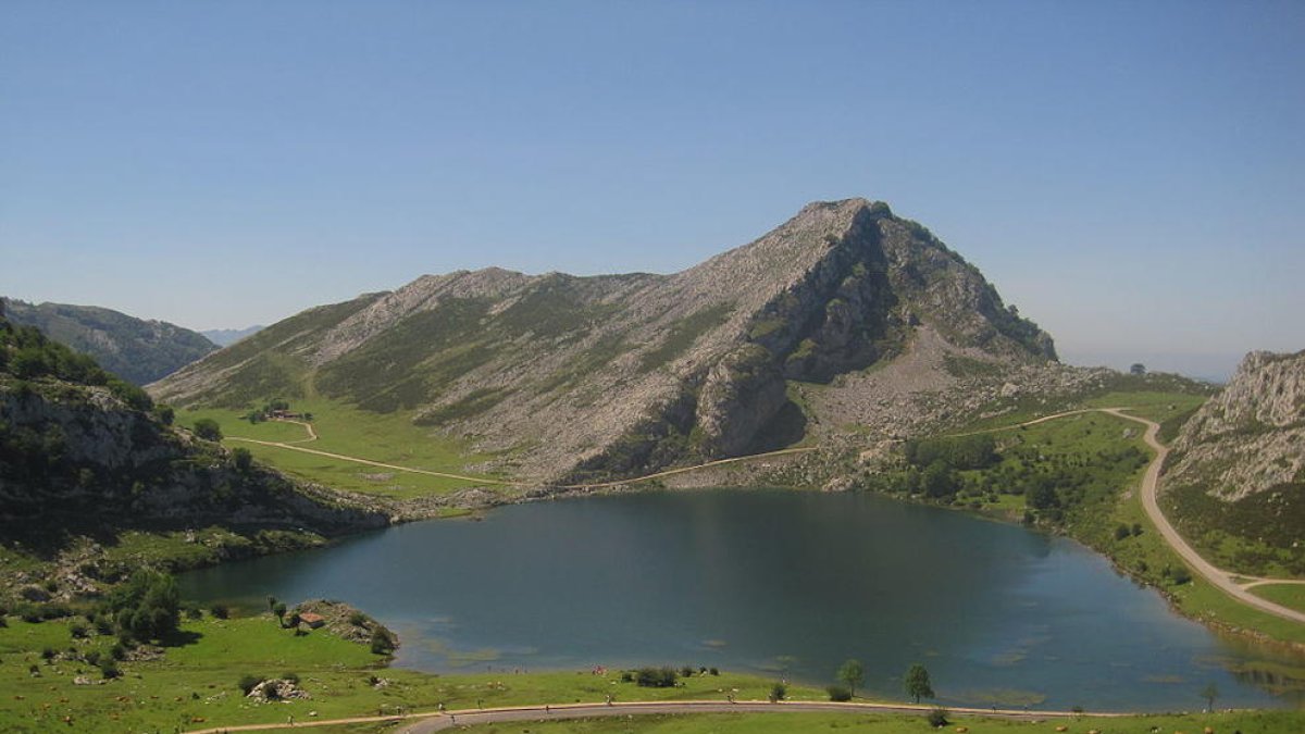 Imagen de uno de los lagos de Covadonga.