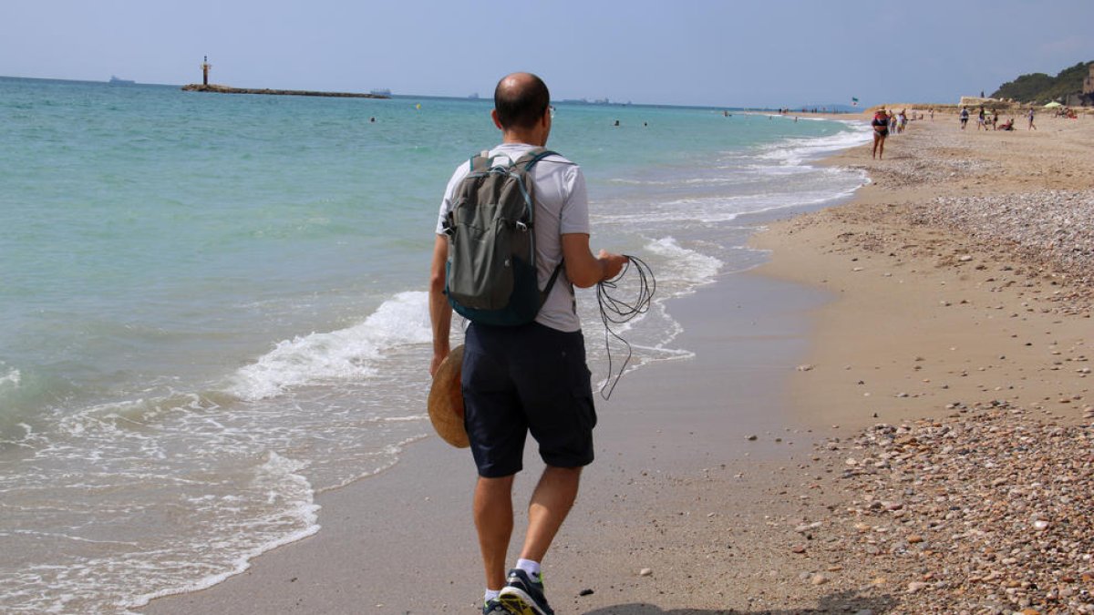 Iván Cáceres, investigador del Laboratori d'Enginyeria Marítima de la Universitat Politècnica de Catalunya, d'esquena, fent una barometria a la platja d'Altafulla


Data de publicació: dimarts 12 de setembre del 2023, 14:43

Localització: Altafulla

Autor: Mar Rovira