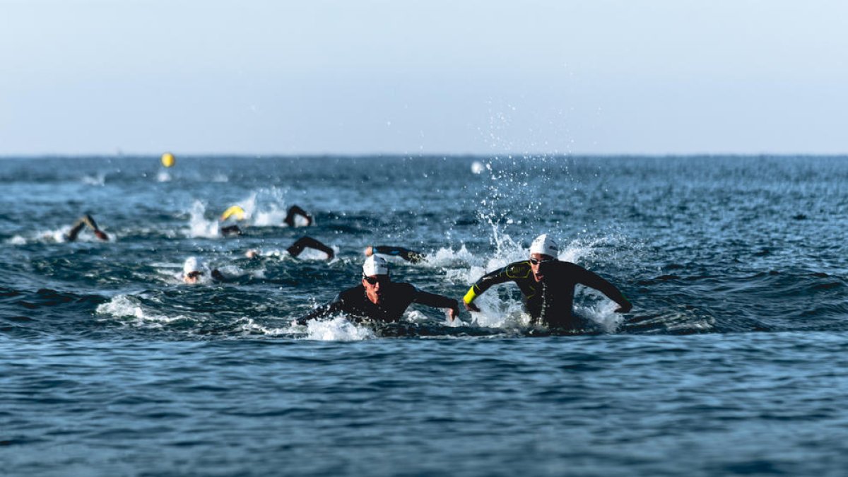 Los participantes del Triatlón durante la prueba de natación.