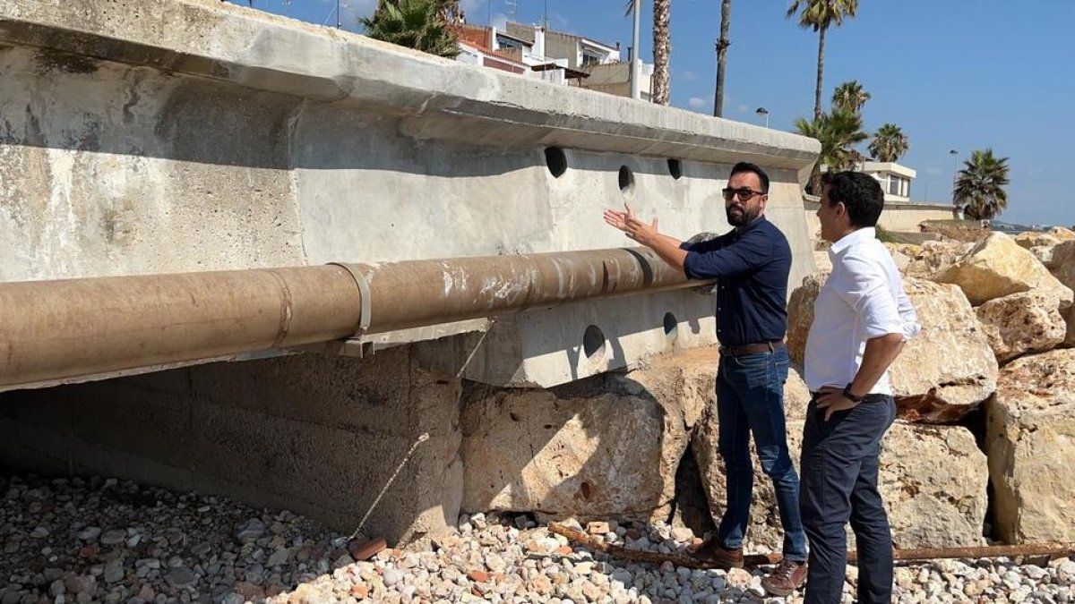 El director de la ACA, Samuel Reyes, ha visitado con el alcalde de Alcanar, Joan Roig, el estado de los barrancos que pasan por esta localidad tras el paso de la DANA.