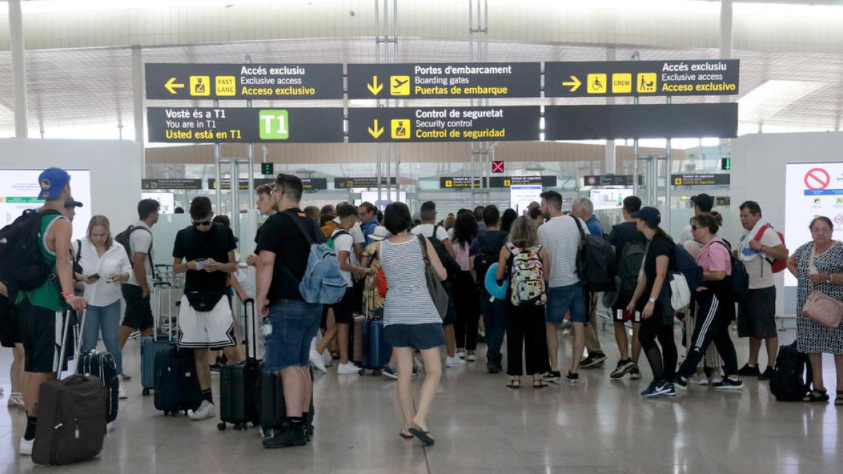 Acumulació d'usuaris per fer el control de seguretat a l'aeroport del Prat.