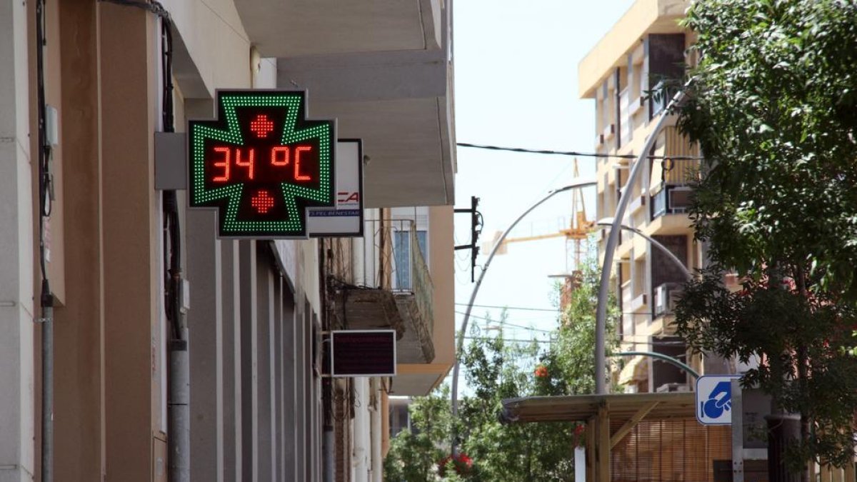 Un termòmetre marca 34 graus de temperatura a Móra d'Ebre aquest dissabte.