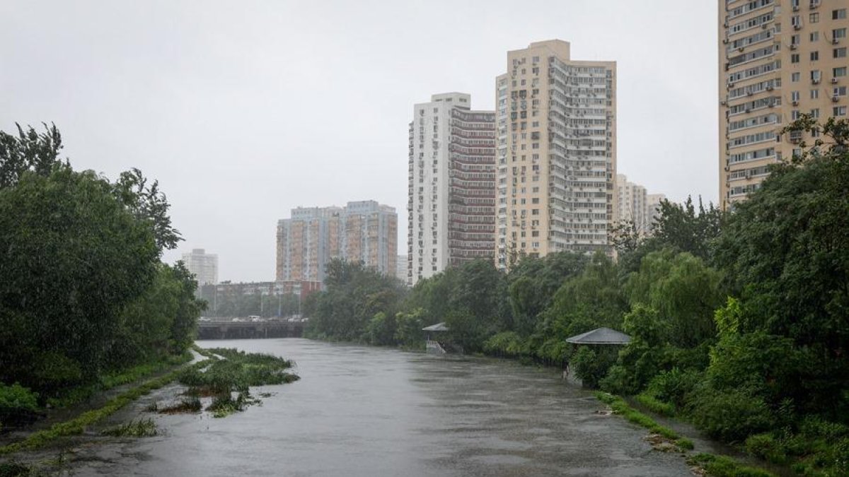 Crescuda de riu a Pequín per les intenses pluges del tifó Doksuri.