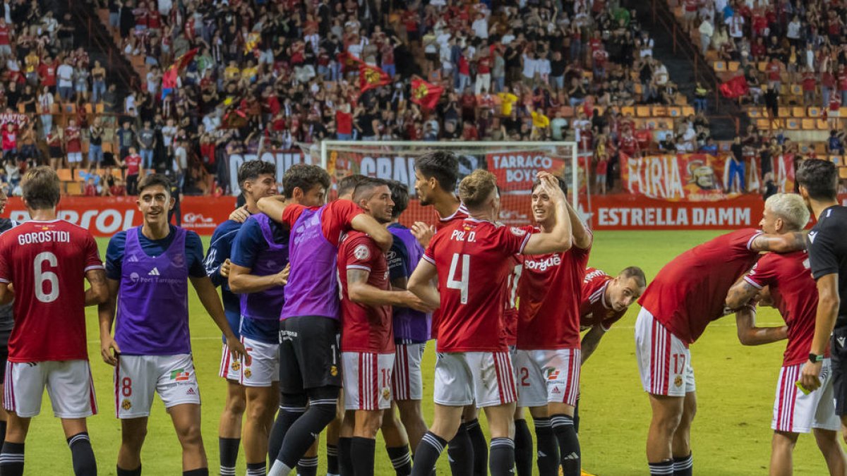 Los jugadores del Nàstic celebrando una victoria este curso.