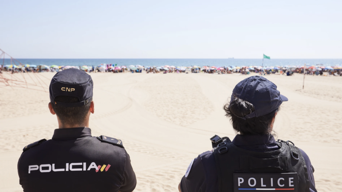 Imatge de dos policies a la platja.