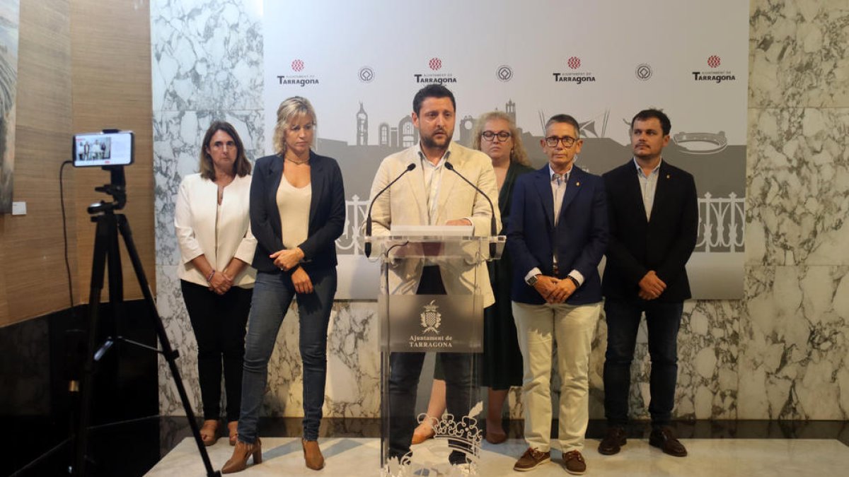L'alcalde de Tarragona, Rubén Viñuales, va comparèixer ahir davant dels mitjans acompanyat per alguns dels consellers del govern municipal.