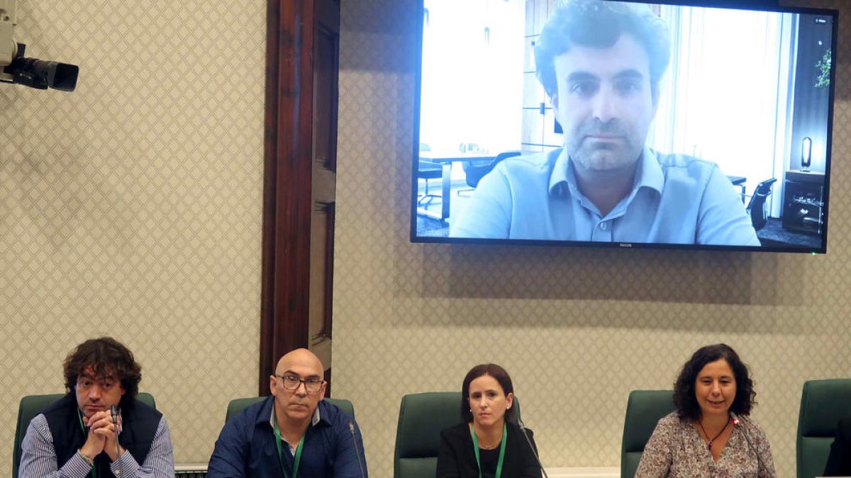 Josep Roqueta y Manuel Barbero, de la asociación Mans Petites, Aurora Martin, superviviente de abusos, y Manuel Hurtado, por videoconferencia, en la comisión de investigación del Parlament sobre la pederastia en la Iglesia.