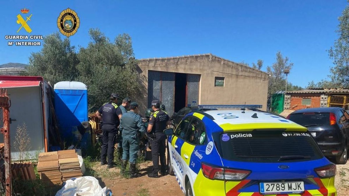 Imagen de los agentes en el taller localizado.