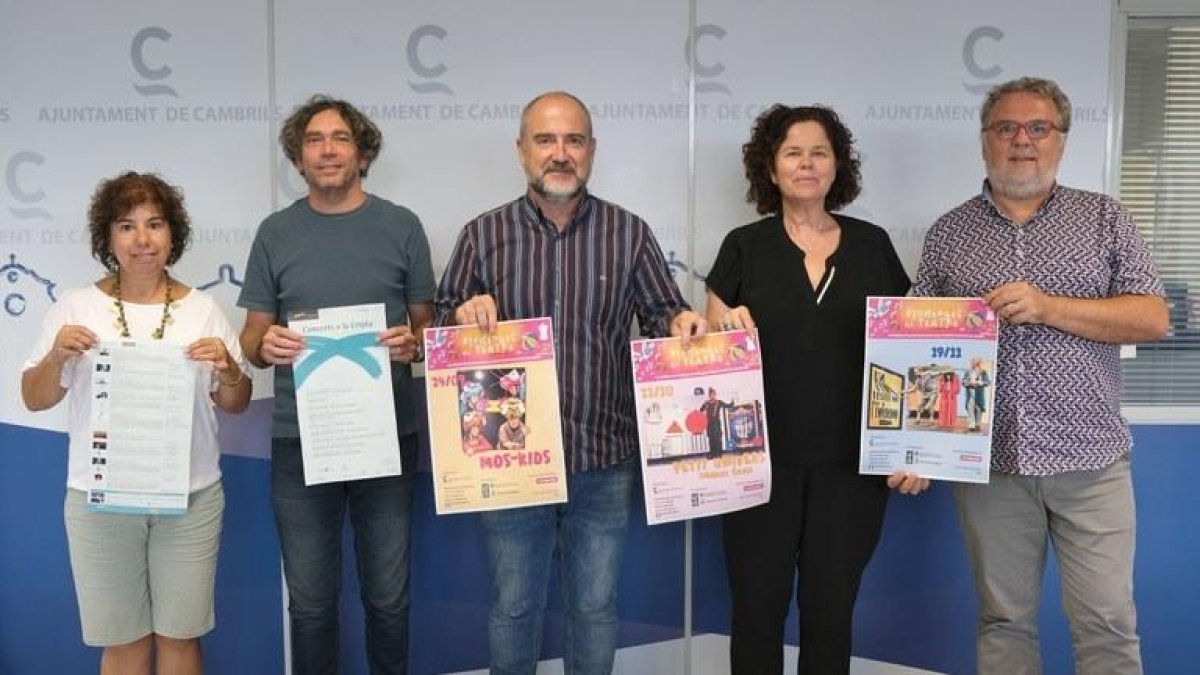 Autoridades y representantes en la presentación de la programación.