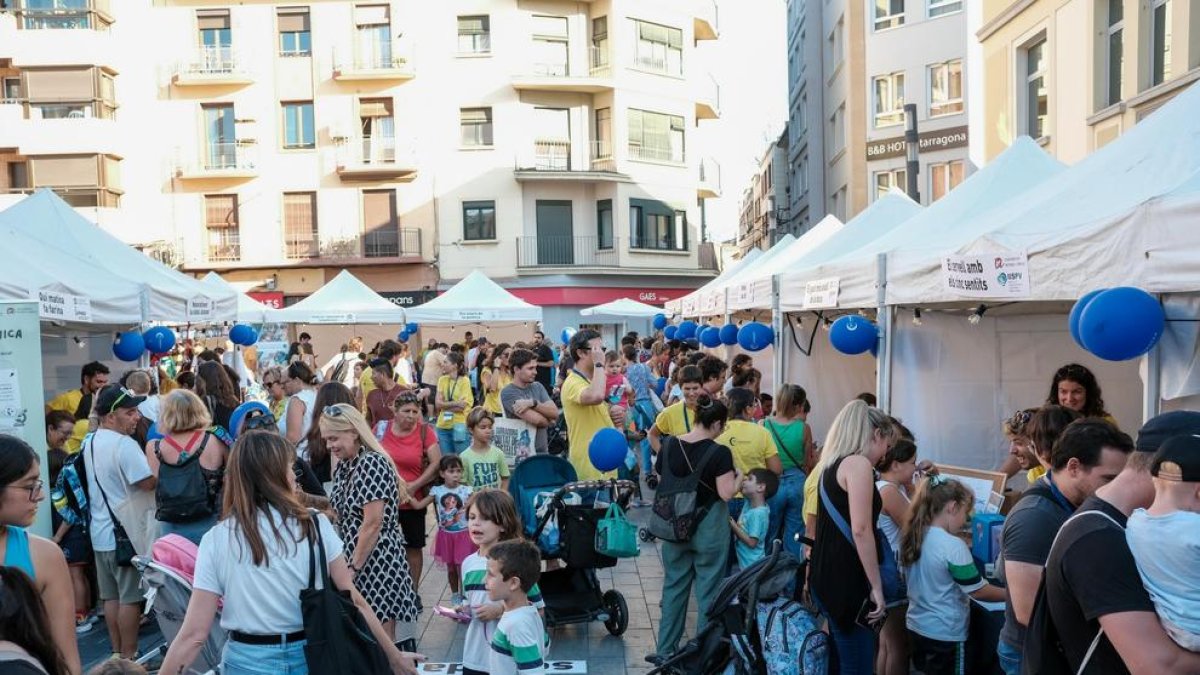 Més de 4.000 persones han participat de la fira de tallers científics que s'ha fet a la plaça Corsini.