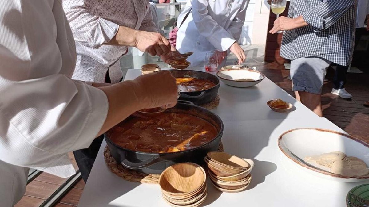 Imatge de l'elaboració d'un plat amb Romesco com un dels ingredients principals.