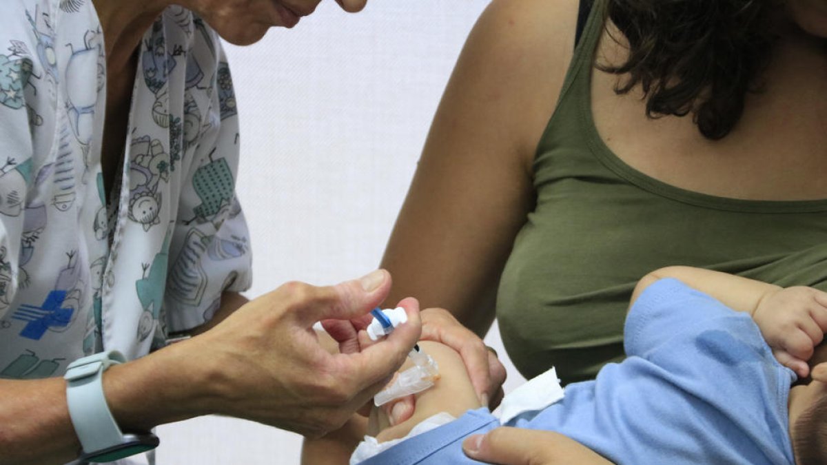 Un nadó rep l'anticòs contra el virus respiratori sincicial (VRS), principal causant de la bronquiolitis, al CAP Maragall, de Barcelona.