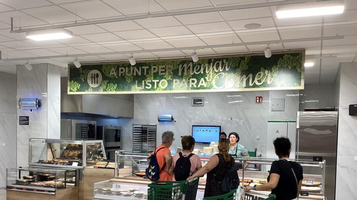 Imatge de la nova secció 'A punt per menjar' del supermercat Mercadona que obre avui a l'avinguda Salou al municipi de Reus.