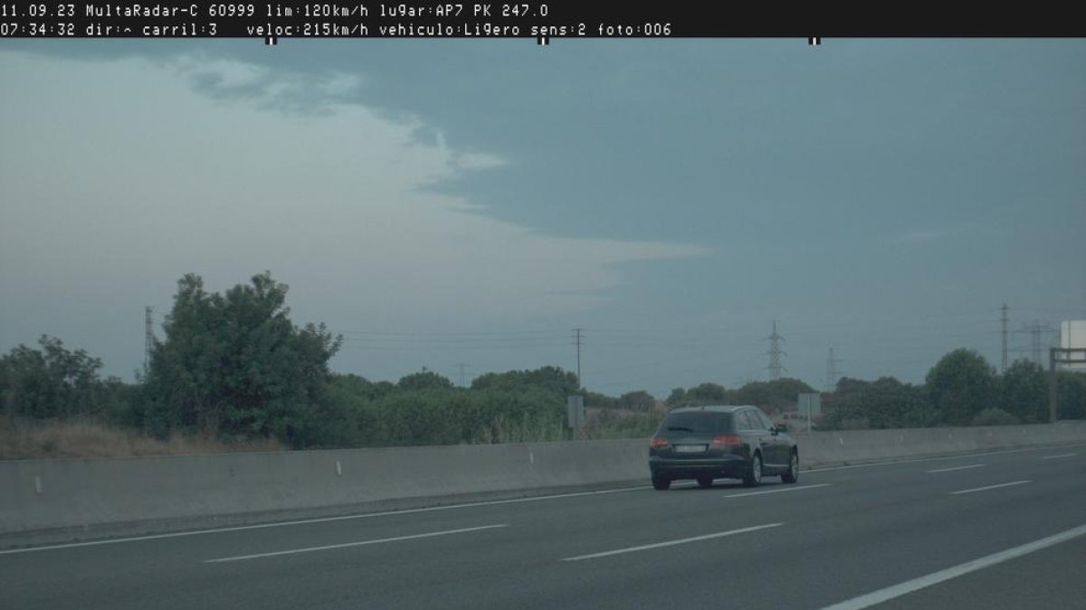 Imagen del vehículo circulando a 215 km/h a la AP-7 a Tarragona.
