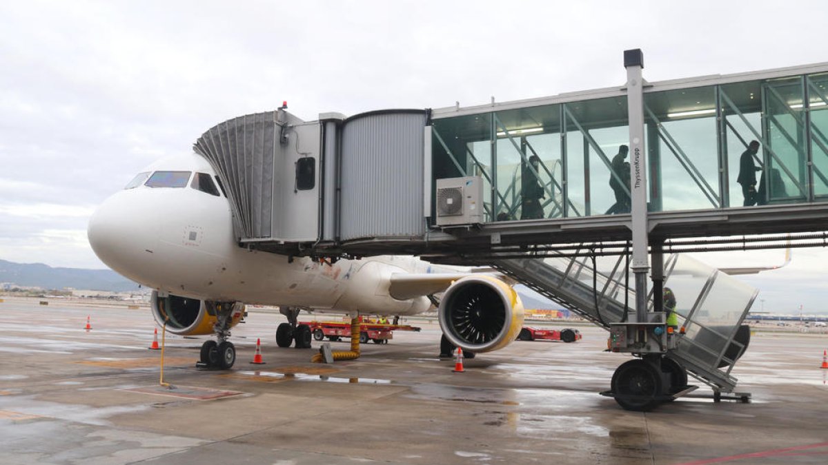 Un avión de Vueling que ha hecho trayectos con biocombustible de Repsol fabricado en Tarragona, en el aeropuerto de El Prat.