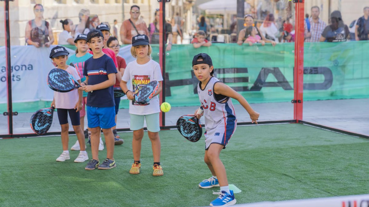 Niños y niñas jugando a pádel en la primera parte del circuito.