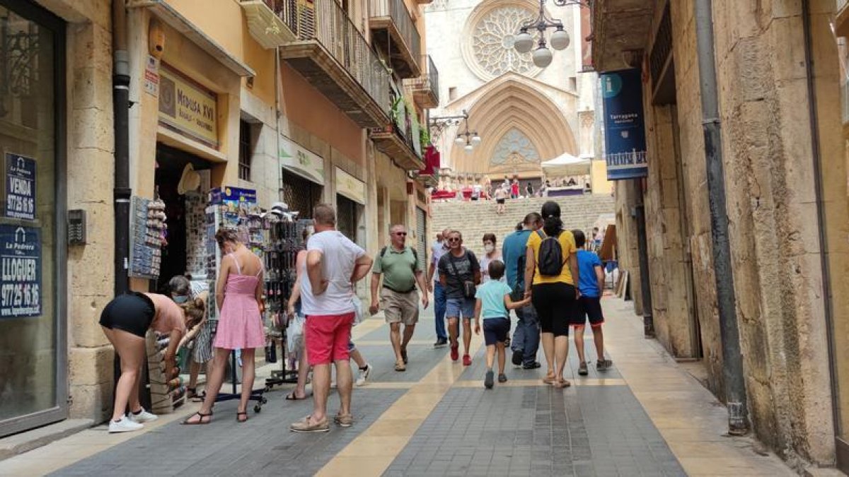 Imagen de archivo de turistas nacionales y extranjeros en la calle Major de Tarragona.
