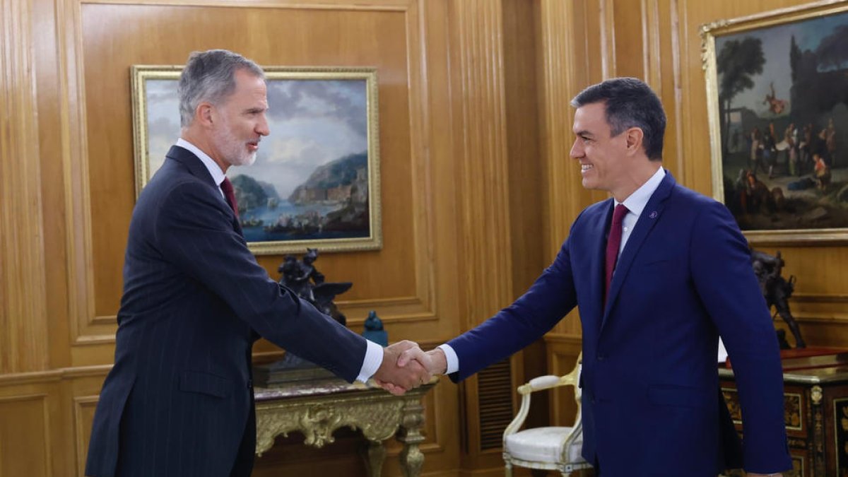 El líder de PSOE, Pedro Sánchez i el rei Felip VI, a la ronda de consultes per a la investidura.