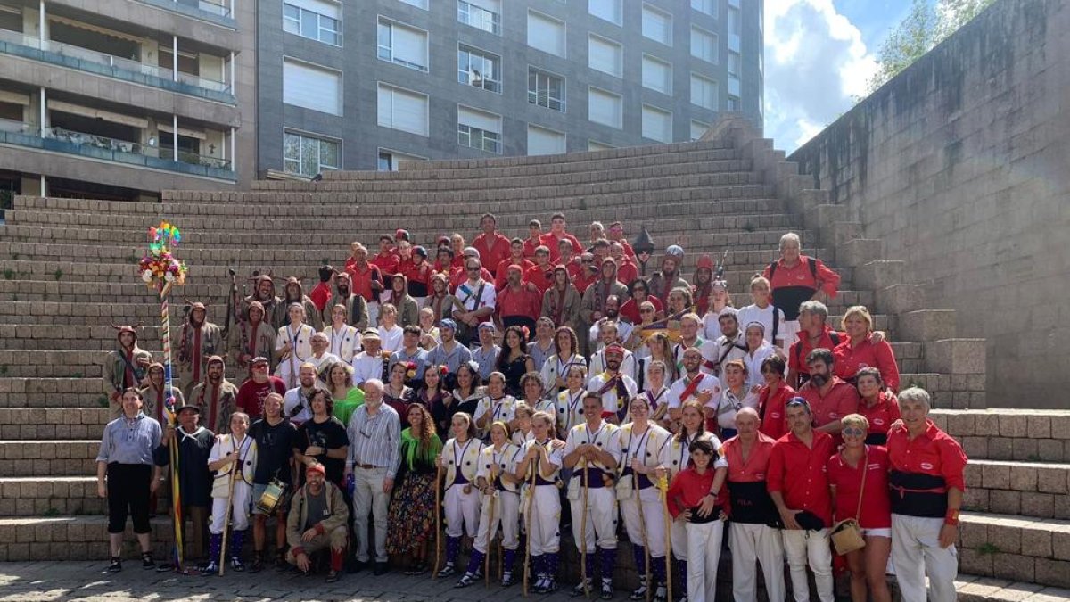 Los Minyons, los Diables, el Ball de Gitanes, los Pastorets y el Ball de Bastons de l'Arboç en Vitoria.