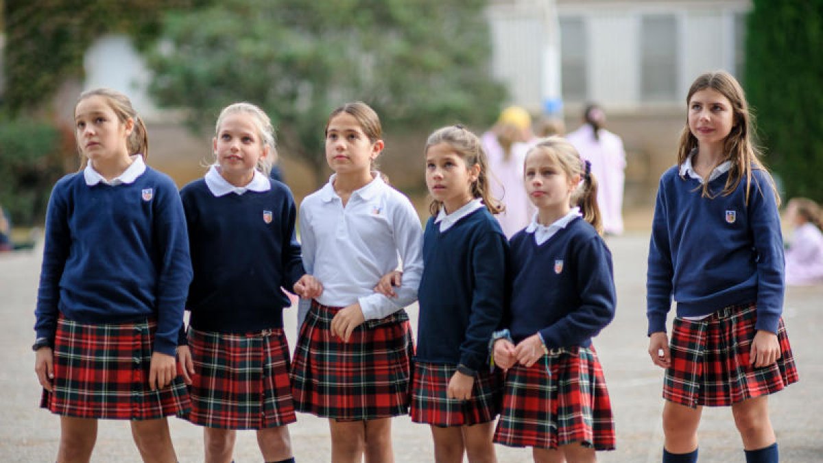 La falda escocesa del uniforme de las niñas pasará a incorporar un pantalón.