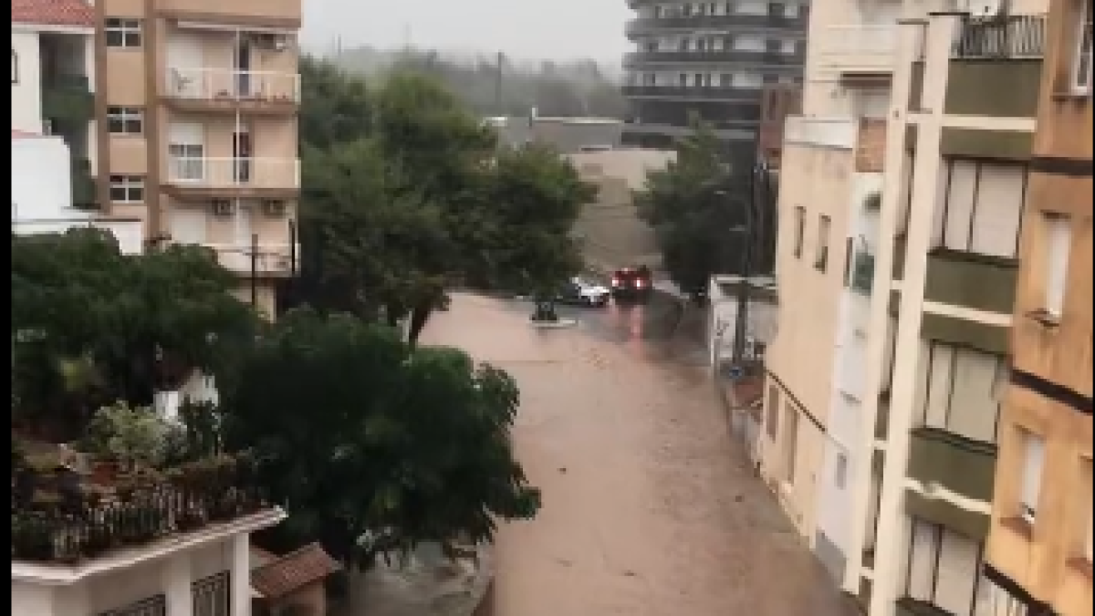 Diversos carrers a l'Ampolla s'ha inundat a causa de la pluja.