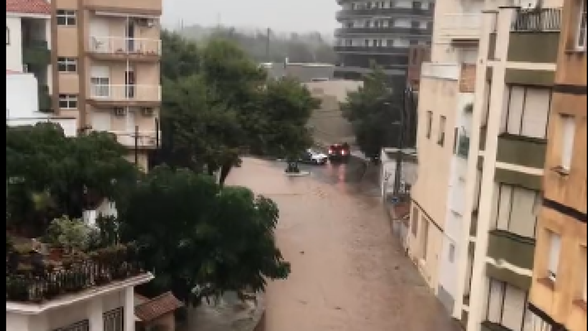 Varias calles en l'Ampolla se ha inundado a causa de la lluvia.